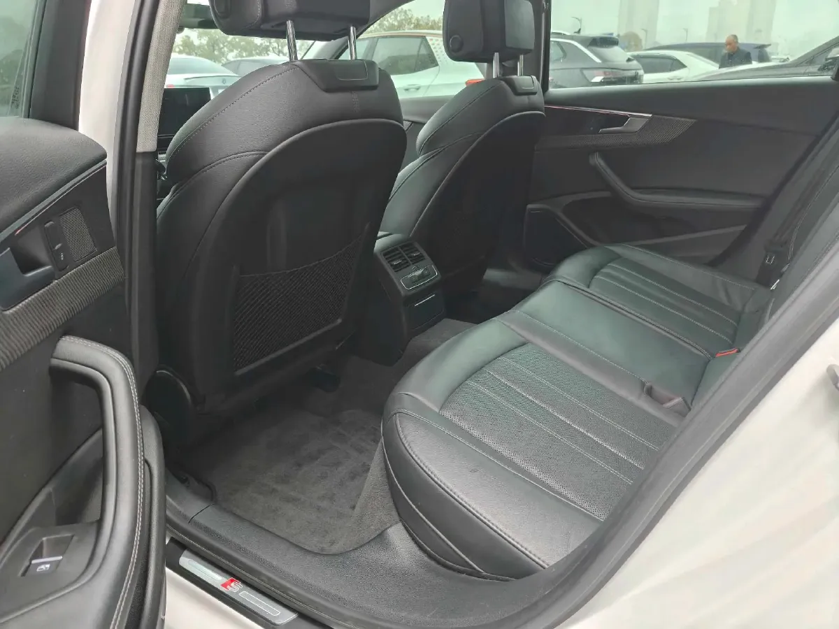 2022 Audi A4L 2.0T 190HP L4 7DCT,autocango,china used car exporter,china ev exporter,chinese used car exporter,chinese used ev exporter