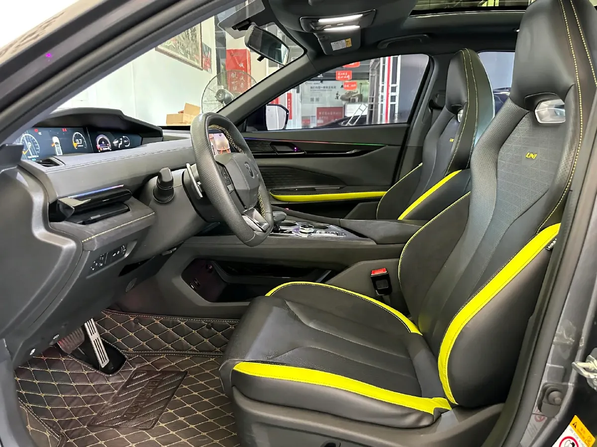 2022 ChangAn UNI-V 2.0T 233HP L4 8AT,autocango,china used car exporter,china ev exporter,chinese used car exporter,chinese used ev exporter