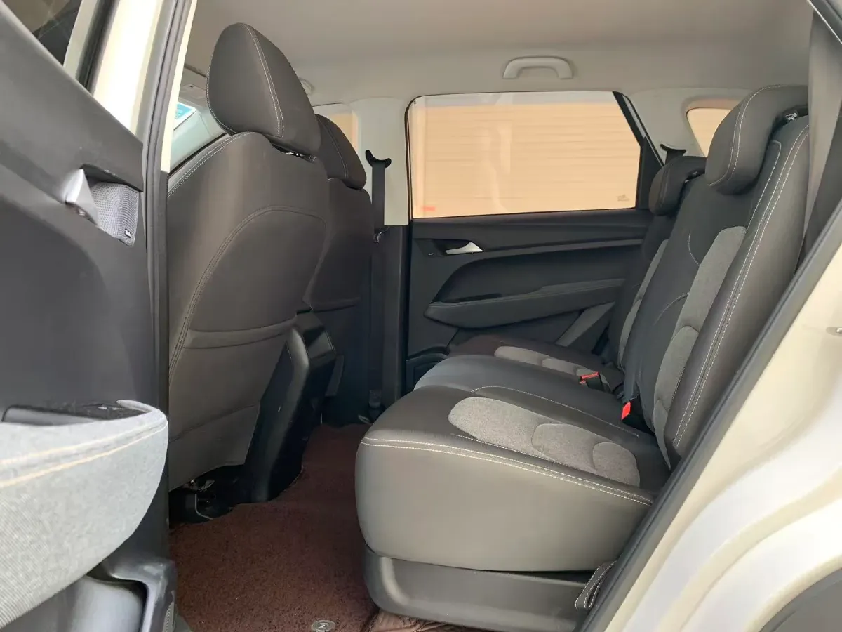 2020 BaoJun 530 1.5T 147HP L4 6MT,autocango,china used car exporter,china ev exporter,chinese used car exporter,chinese used ev exporter