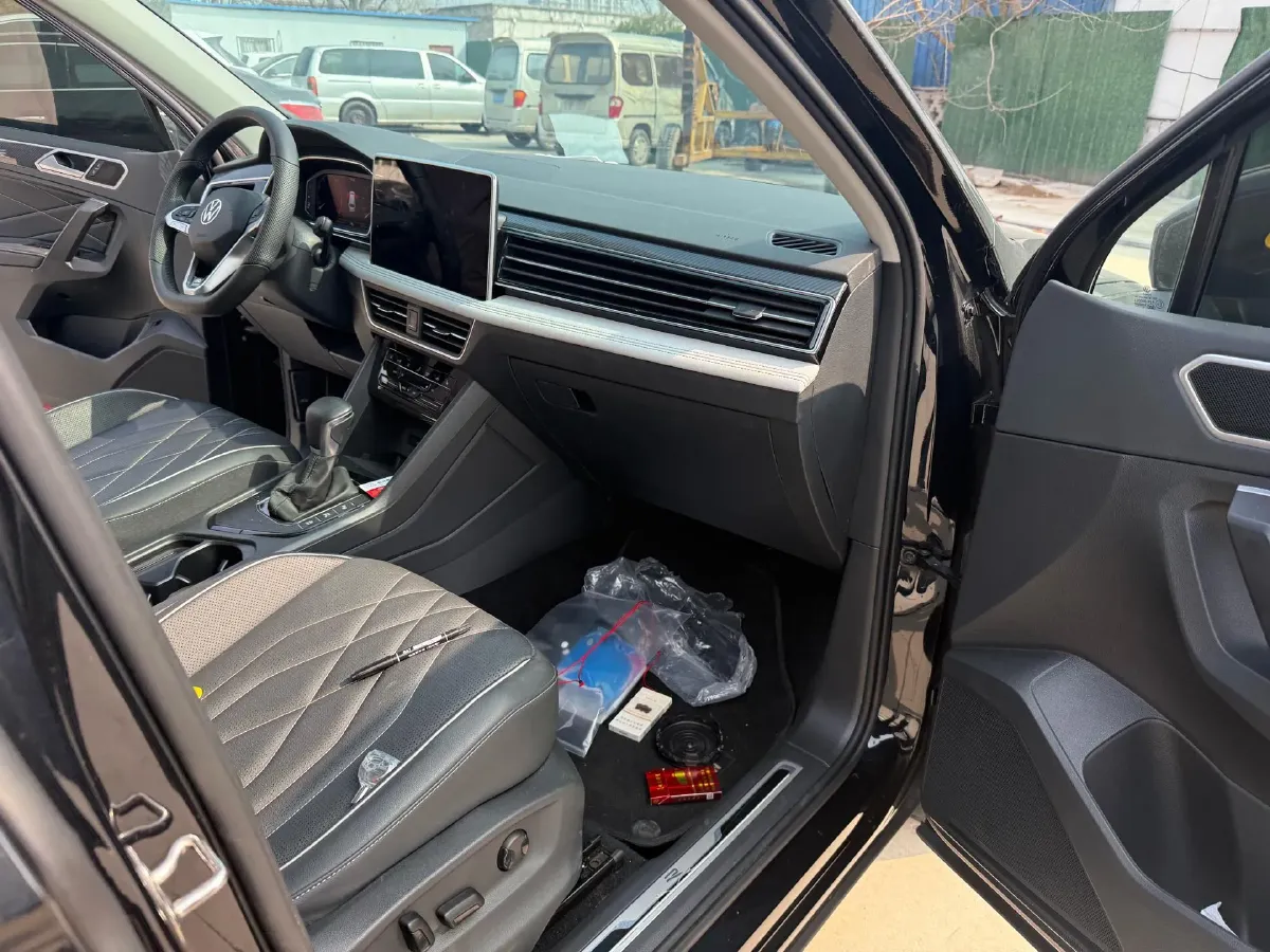 2024 Volkswagen Tiguan L 2.0T 186HP L4 7DCT,autocango,china used car exporter,china ev exporter,chinese used car exporter,chinese used ev exporter