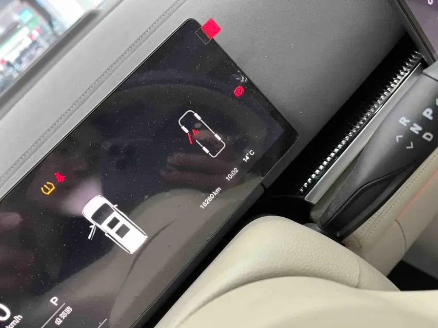 2025 Voyah Dream 1.5T 150HP L4 PHEV 41.7KWH,autocango,china used car exporter,china ev exporter,chinese used car exporter,chinese used ev exporter