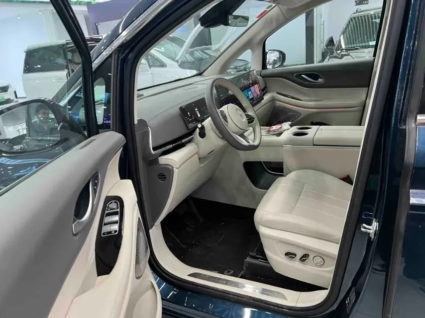 2025 Voyah Dream 1.5T 150HP L4 PHEV 41.7KWH,autocango,china used car exporter,china ev exporter,chinese used car exporter,chinese used ev exporter