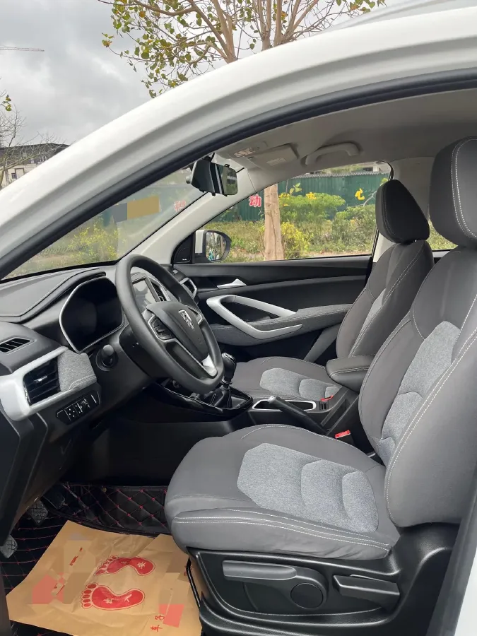 2020 BaoJun 530 1.5T 147HP L4 6MT,autocango,china used car exporter,china ev exporter,chinese used car exporter,chinese used ev exporter