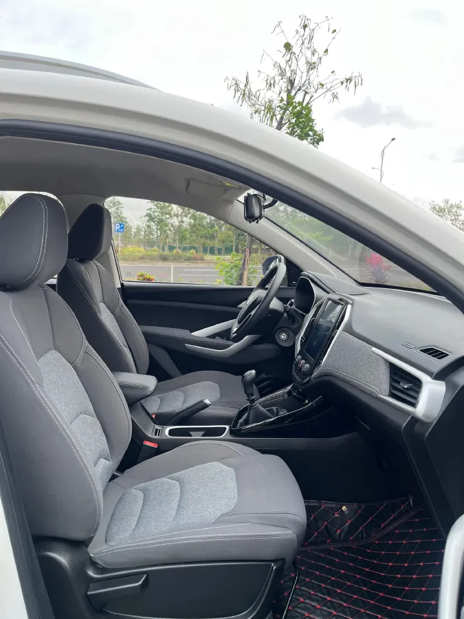 2020 BaoJun 530 1.5T 147HP L4 6MT,autocango,china used car exporter,china ev exporter,chinese used car exporter,chinese used ev exporter