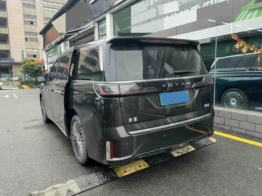 2025 Voyah Dream 1.5T 150HP L4 PHEV 41.7KWH,autocango,china used car exporter,china ev exporter,chinese used car exporter,chinese used ev exporter