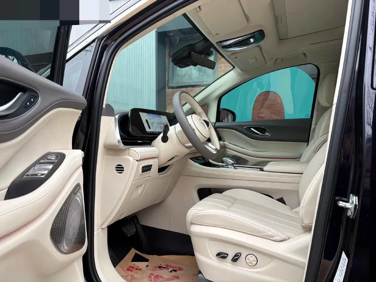 2024 Voyah Dream 1.5T 150HP L4 PHEV 43KWH,autocango,china used car exporter,china ev exporter,chinese used car exporter,chinese used ev exporter