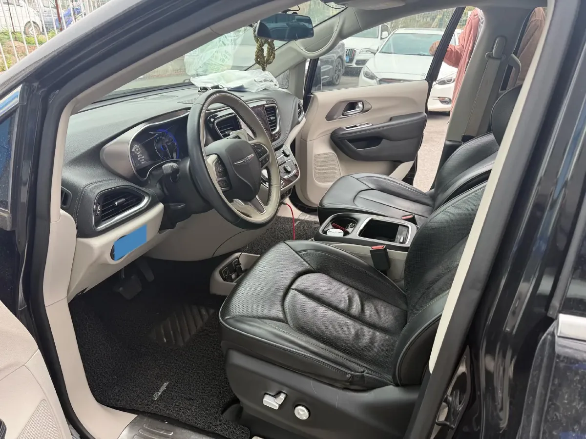 2017 Chrysler Pacifica 3.6L 279HP V6 9AT,autocango,china used car exporter,china ev exporter,chinese used car exporter,chinese used ev exporter