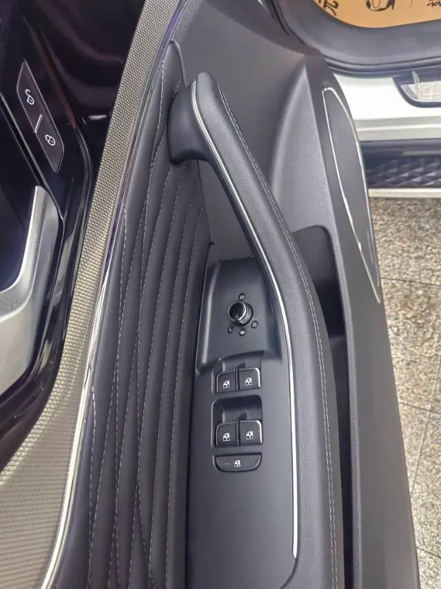 2022 HongQi HS5 2.0T 224HP L4 6AT,autocango,china used car exporter,china ev exporter,chinese used car exporter,chinese used ev exporter