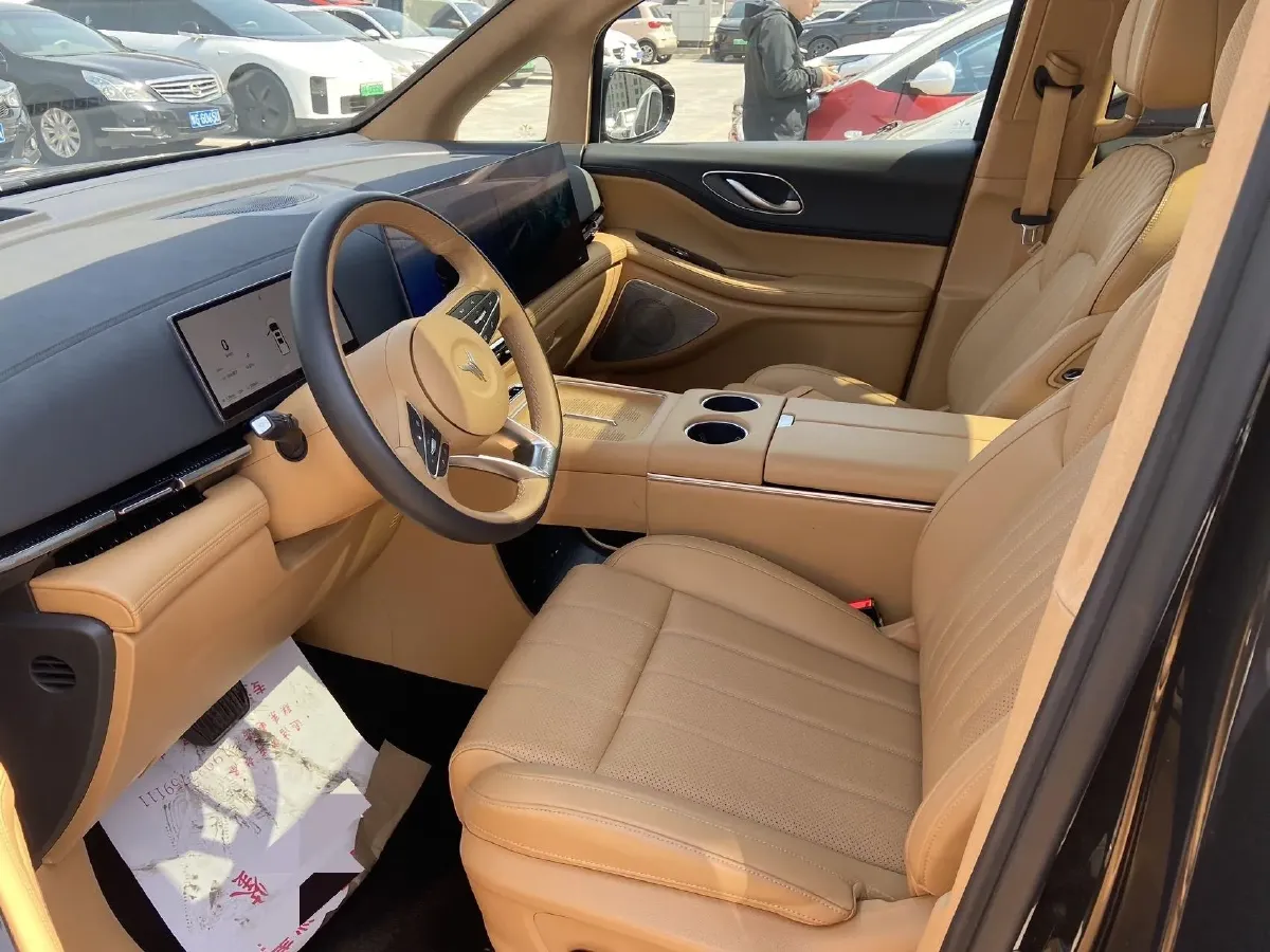 2025 Voyah Dream 1.5T 150HP L4 PHEV 41.7KWH,autocango,china used car exporter,china ev exporter,chinese used car exporter,chinese used ev exporter