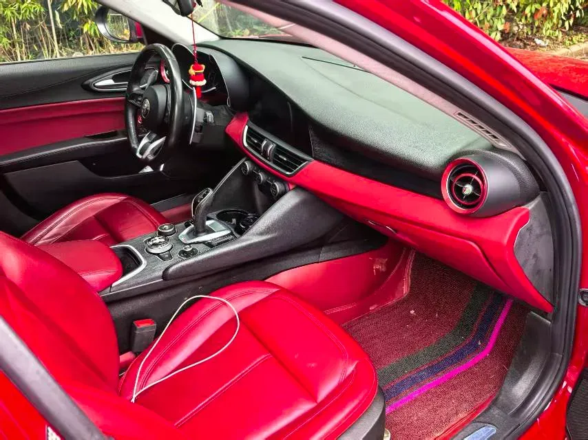 2021 Alfa Romeo Giulia 2.0T 280HP L4 8AT,autocango,china used car exporter,china ev exporter,chinese used car exporter,chinese used ev exporter