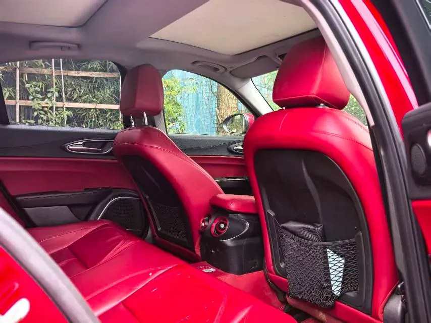 2021 Alfa Romeo Giulia 2.0T 280HP L4 8AT,autocango,china used car exporter,china ev exporter,chinese used car exporter,chinese used ev exporter