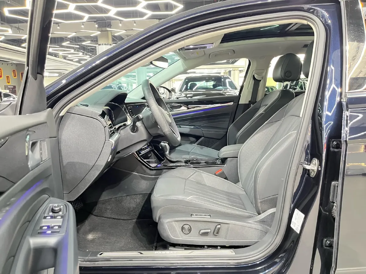 2024 Volkswagen Passat 2.0T 220HP L4 7DCT,autocango,china used car exporter,china ev exporter,chinese used car exporter,chinese used ev exporter