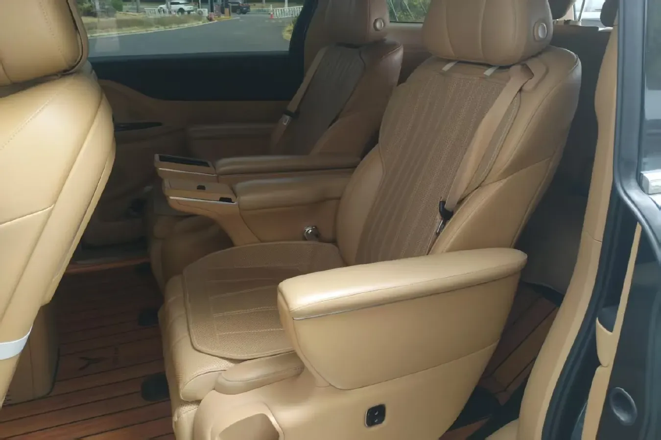 2025 Voyah Dream BEV 108.7KWH,autocango,china used car exporter,china ev exporter,chinese used car exporter,chinese used ev exporter