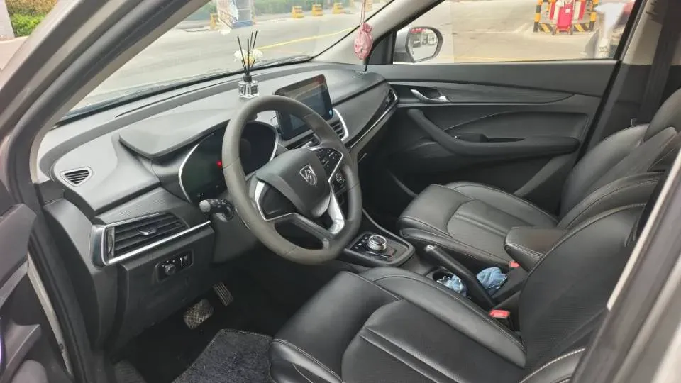 2018 BaoJun 530 1.5T 150HP L4 6MT,autocango,china used car exporter,china ev exporter,chinese used car exporter,chinese used ev exporter