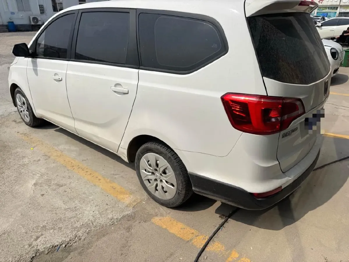 2019 BaoJun 730 1.5L 105HP L4 6MT,autocango,china used car exporter,china ev exporter,chinese used car exporter,chinese used ev exporter