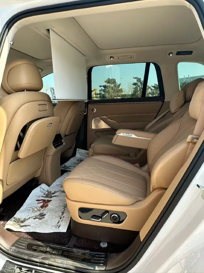 2025 AITO AITO M8 REEV 160HP REEV 53.4KWH,autocango,china used car exporter,china ev exporter,chinese used car exporter,chinese used ev exporter