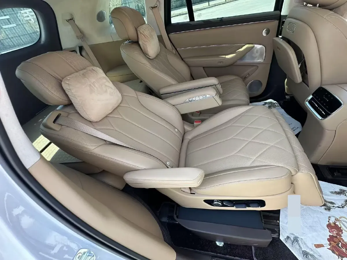 2025 AITO AITO M8 REEV 160HP REEV 53.4KWH,autocango,china used car exporter,china ev exporter,chinese used car exporter,chinese used ev exporter