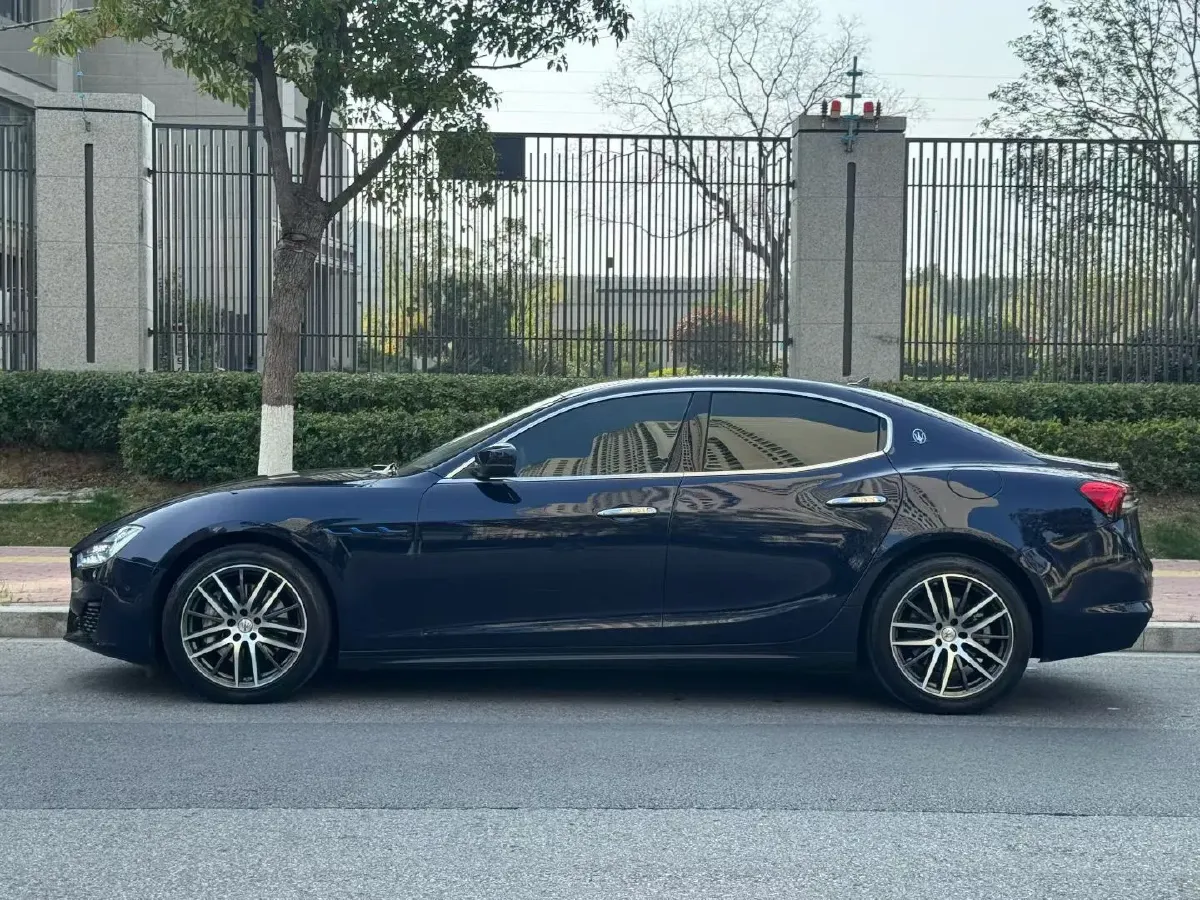 2021 Maserati Ghibli 2.0T 330HP L4 8AT,autocango,china used car exporter,china ev exporter,chinese used car exporter,chinese used ev exporter