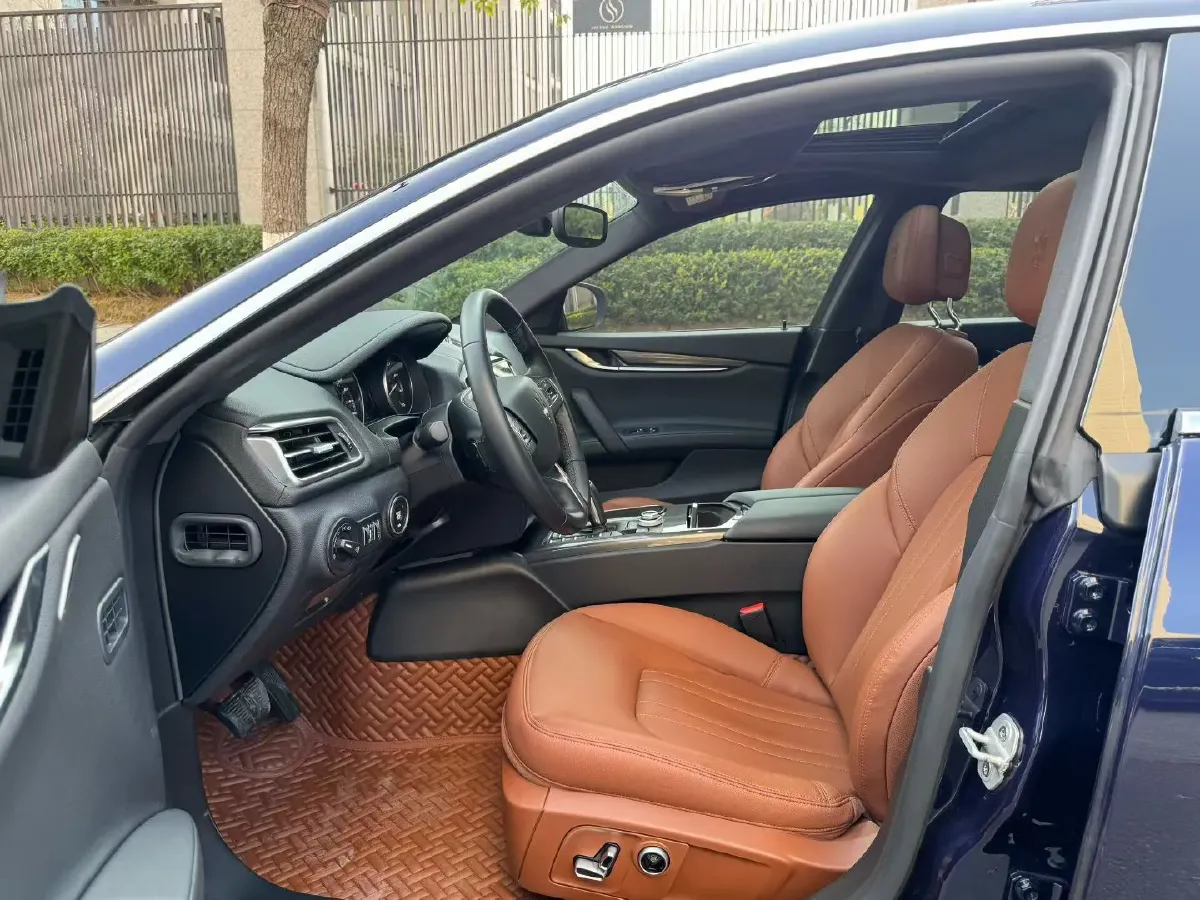 2021 Maserati Ghibli 2.0T 330HP L4 8AT,autocango,china used car exporter,china ev exporter,chinese used car exporter,chinese used ev exporter