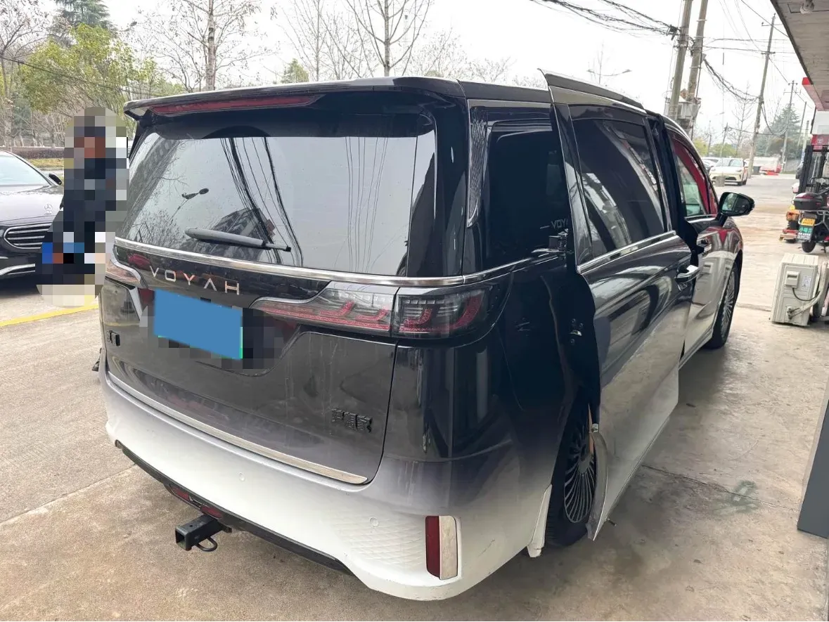 2025 Voyah Dream 1.5T 150HP L4 PHEV 41.7KWH,autocango,china used car exporter,china ev exporter,chinese used car exporter,chinese used ev exporter