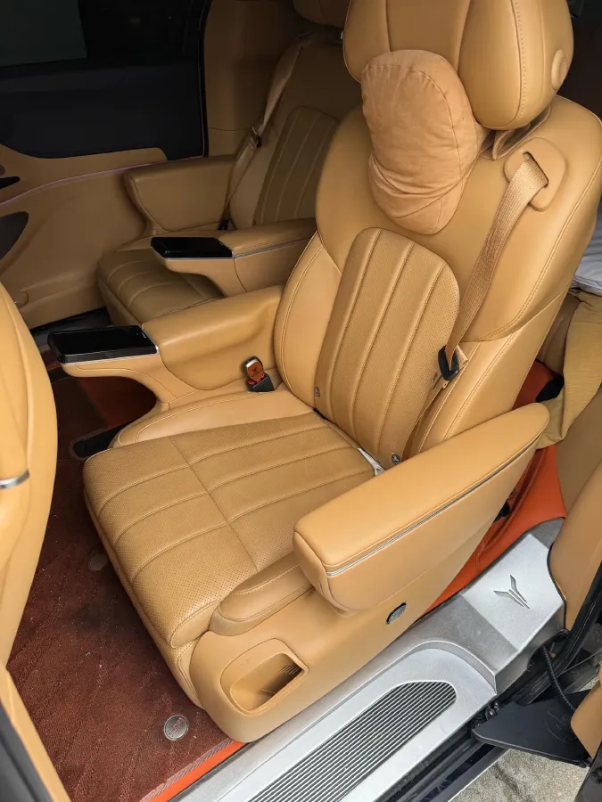 2025 Voyah Dream 1.5T 150HP L4 PHEV 41.7KWH,autocango,china used car exporter,china ev exporter,chinese used car exporter,chinese used ev exporter