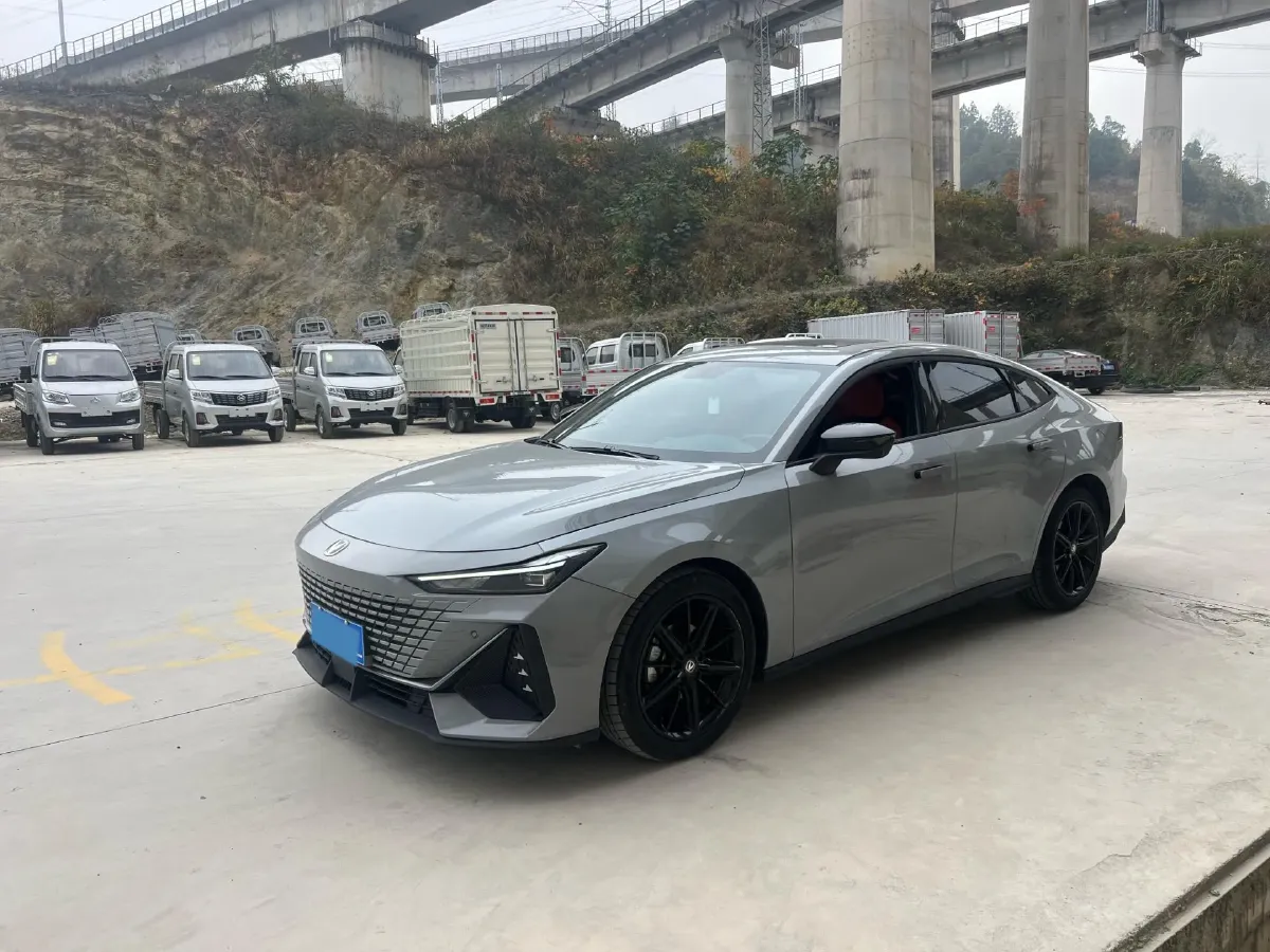 2022 ChangAn UNI-V 1.5T 188HP L4 7DCT,autocango,china used car exporter,china ev exporter,chinese used car exporter,chinese used ev exporter