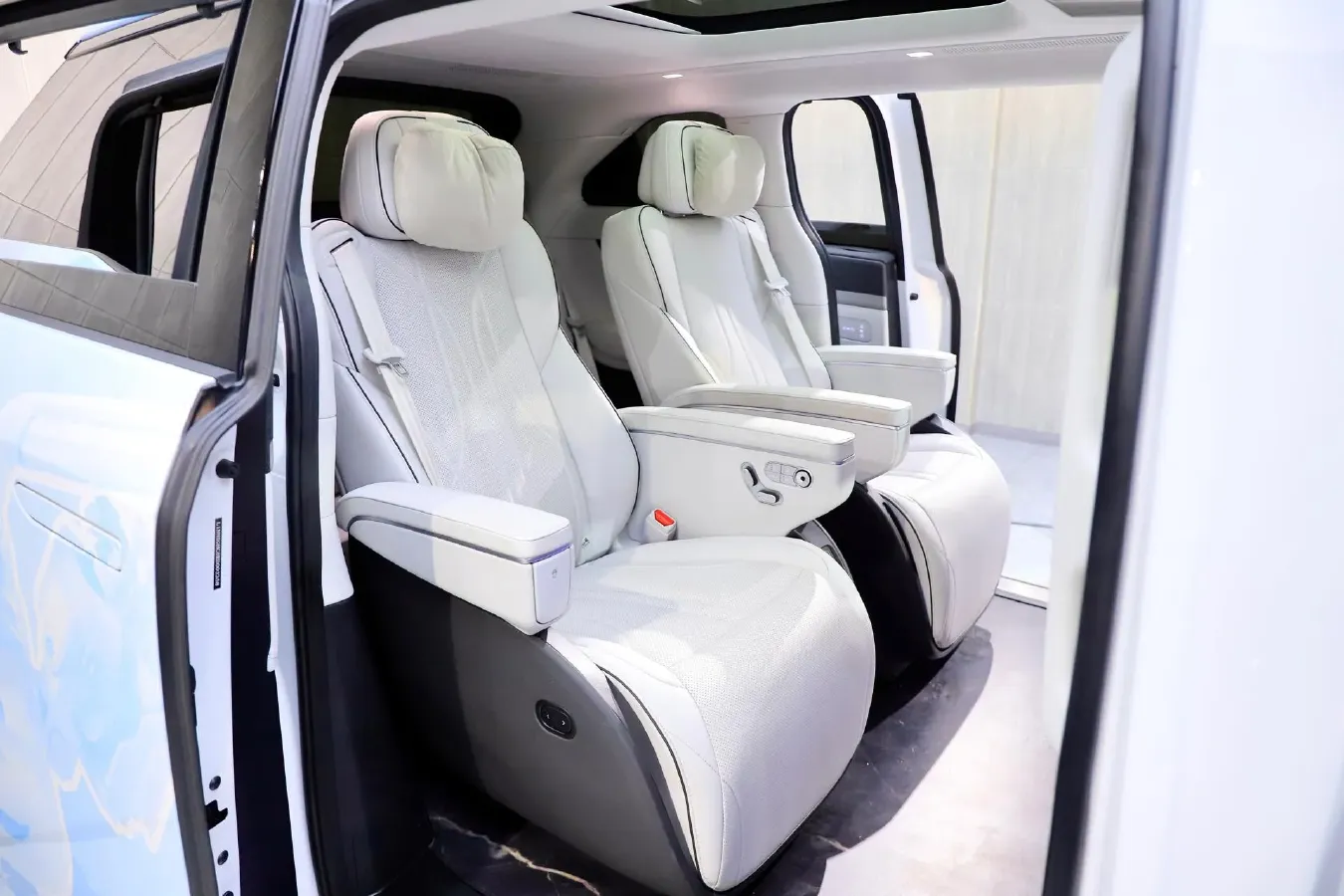 2024 Xpeng X9 BEV 101.5KWH,autocango,china used car exporter,china ev exporter,chinese used car exporter,chinese used ev exporter