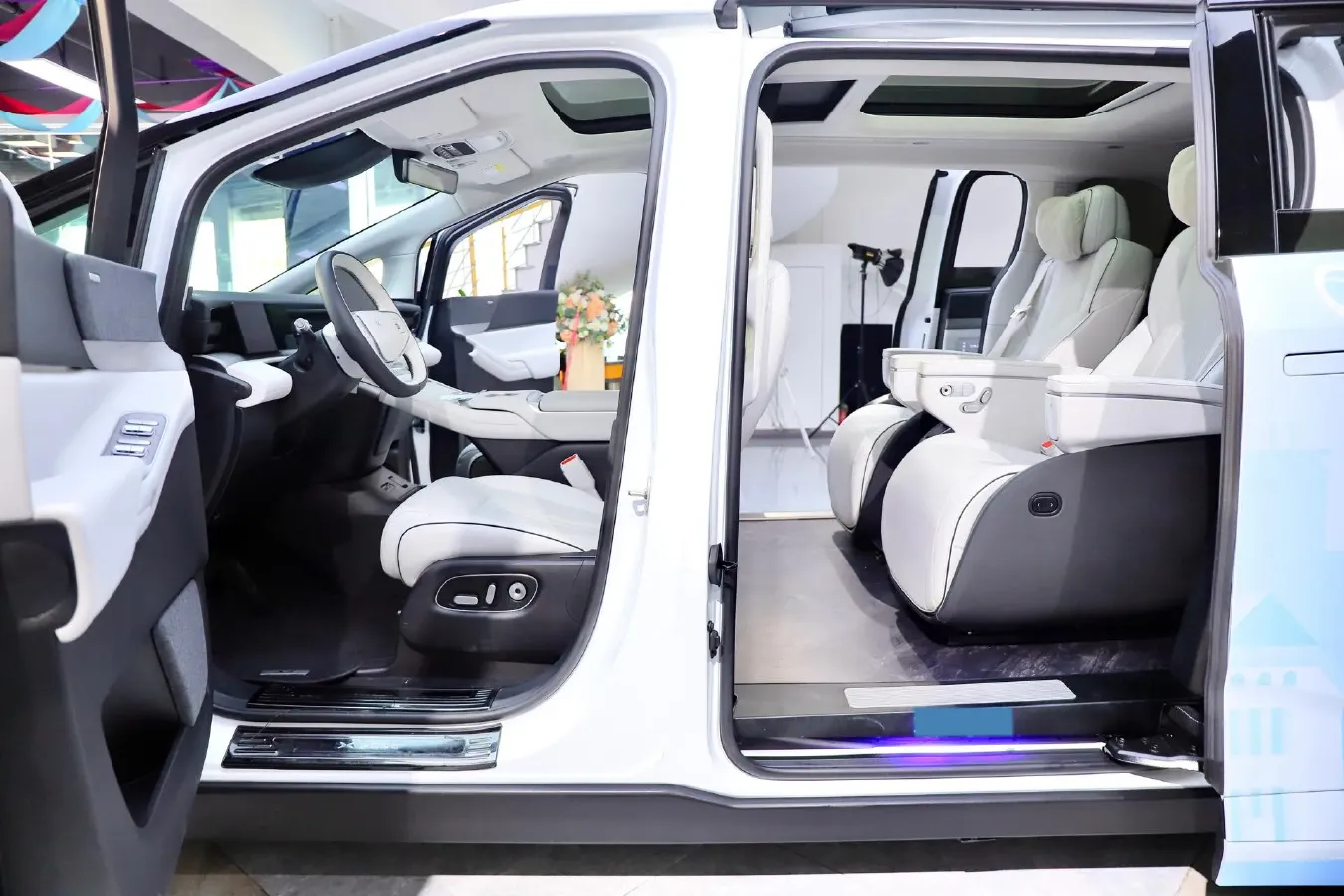 2024 Xpeng X9 BEV 101.5KWH,autocango,china used car exporter,china ev exporter,chinese used car exporter,chinese used ev exporter