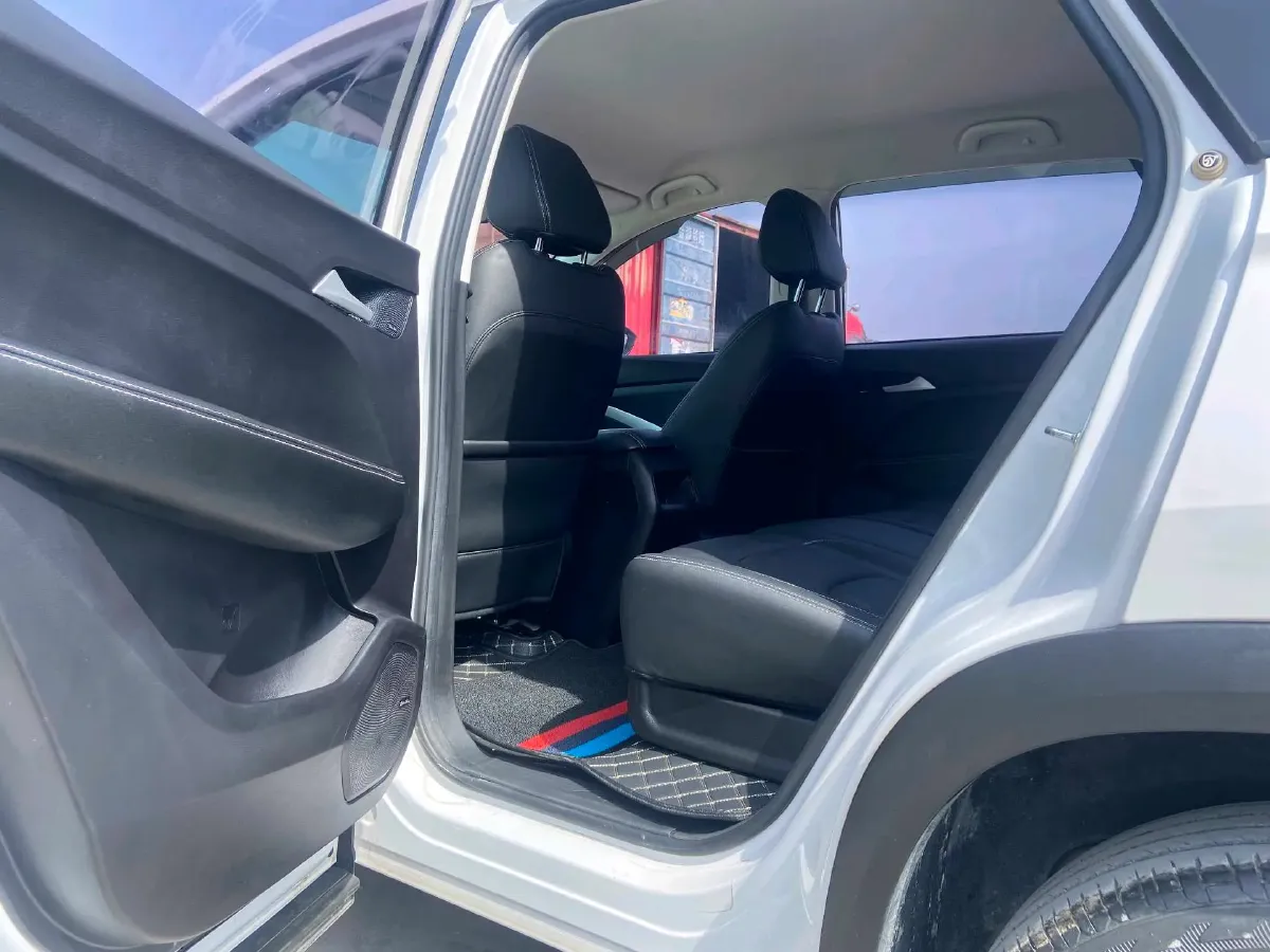 2021 BaoJun 530 1.5T 147HP L4 6MT,autocango,china used car exporter,china ev exporter,chinese used car exporter,chinese used ev exporter