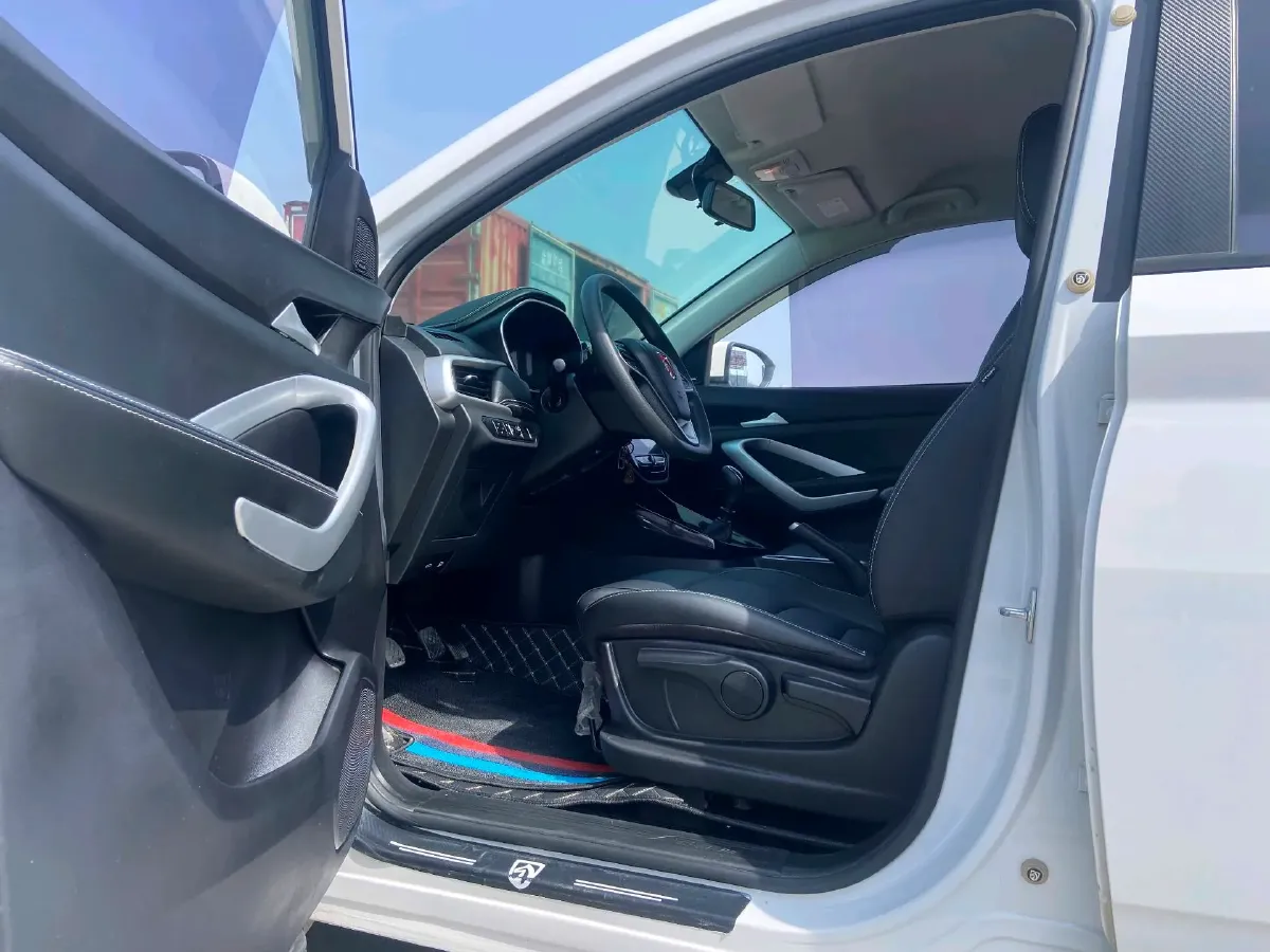 2021 BaoJun 530 1.5T 147HP L4 6MT,autocango,china used car exporter,china ev exporter,chinese used car exporter,chinese used ev exporter