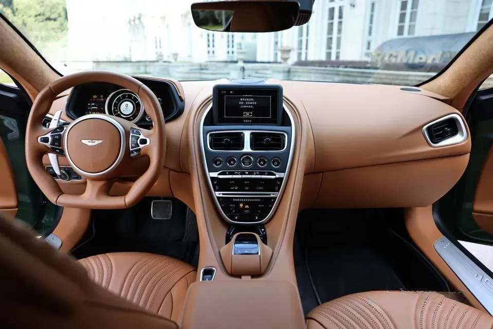 2022 Aston Martin DB11 4.0T 534HP V8 8AT,autocango,china used car exporter,china ev exporter,chinese used car exporter,chinese used ev exporter