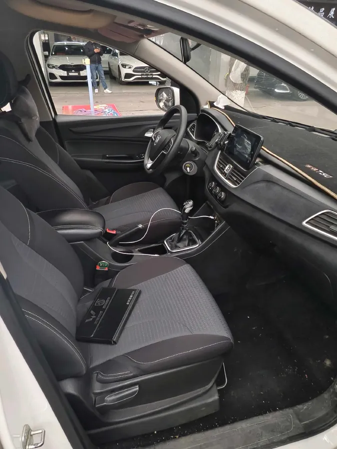 2016 BaoJun 560 1.5T 150HP L4 6MT,autocango,china used car exporter,china ev exporter,chinese used car exporter,chinese used ev exporter