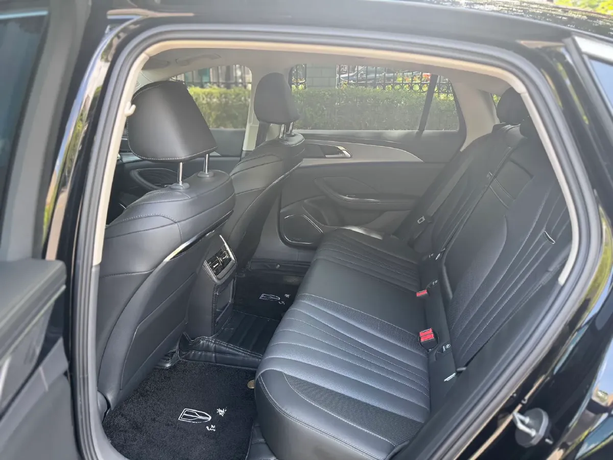 2024 HongQi H5 2.0T 224HP L4 8AT,autocango,china used car exporter,china ev exporter,chinese used car exporter,chinese used ev exporter