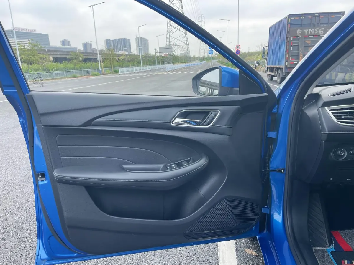 2020 Roewe i5 1.5L 120HP L4 CVT,autocango,china used car exporter,china ev exporter,chinese used car exporter,chinese used ev exporter