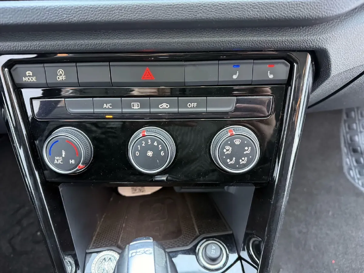 2021 Volkswagen T-Roc 1.4T 150HP L4 7DCT,autocango,china used car exporter,china ev exporter,chinese used car exporter,chinese used ev exporter