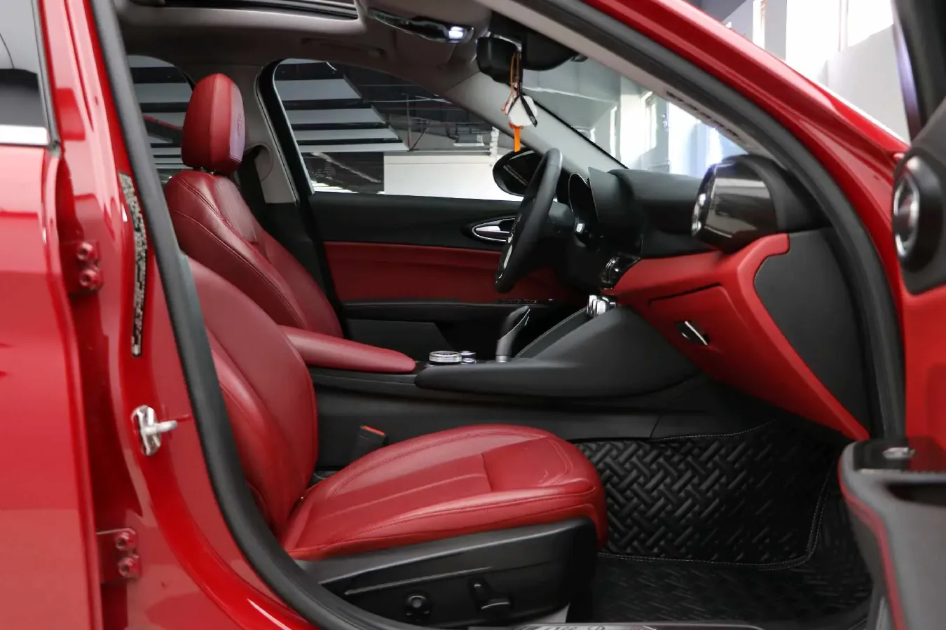 2017 Alfa Romeo Giulia 2.0T 200HP L4 8AT,autocango,china used car exporter,china ev exporter,chinese used car exporter,chinese used ev exporter