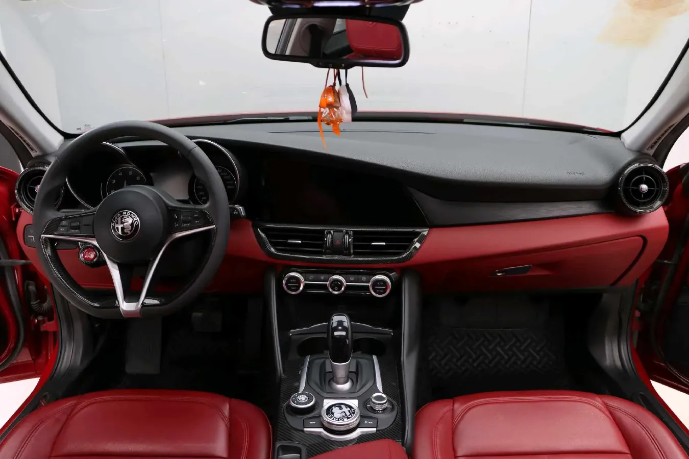 2017 Alfa Romeo Giulia 2.0T 200HP L4 8AT,autocango,china used car exporter,china ev exporter,chinese used car exporter,chinese used ev exporter