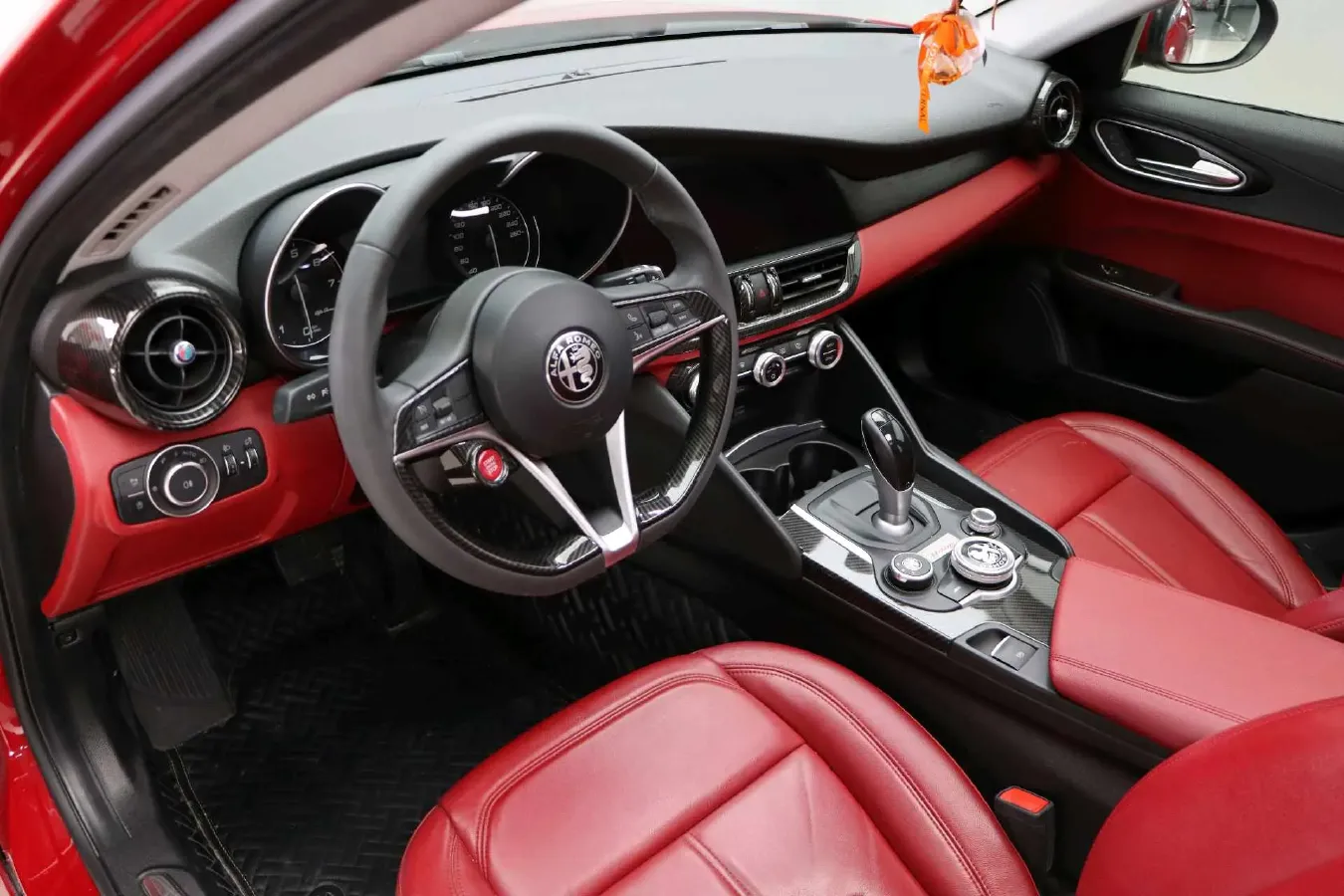 2017 Alfa Romeo Giulia 2.0T 200HP L4 8AT,autocango,china used car exporter,china ev exporter,chinese used car exporter,chinese used ev exporter