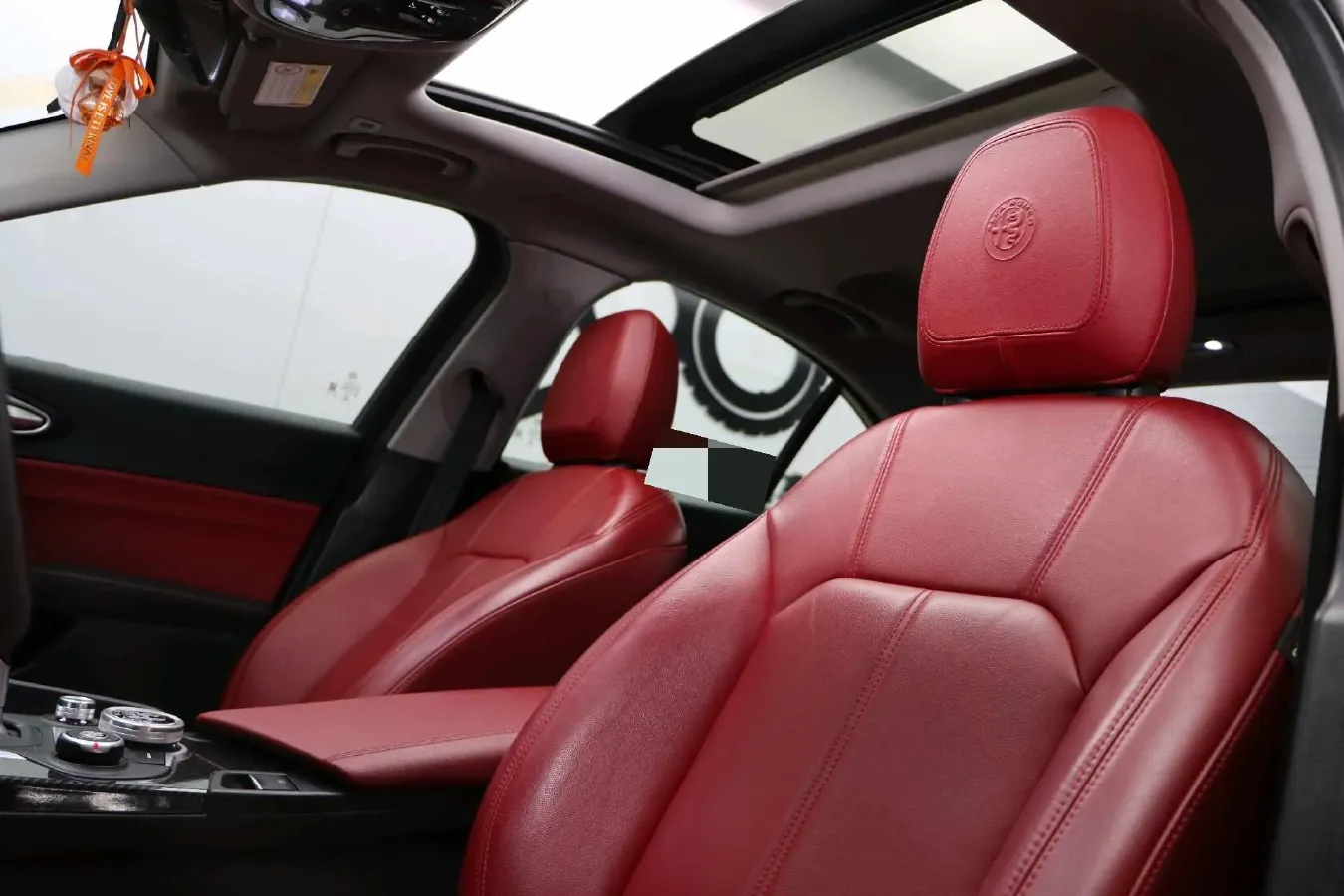 2017 Alfa Romeo Giulia 2.0T 200HP L4 8AT,autocango,china used car exporter,china ev exporter,chinese used car exporter,chinese used ev exporter