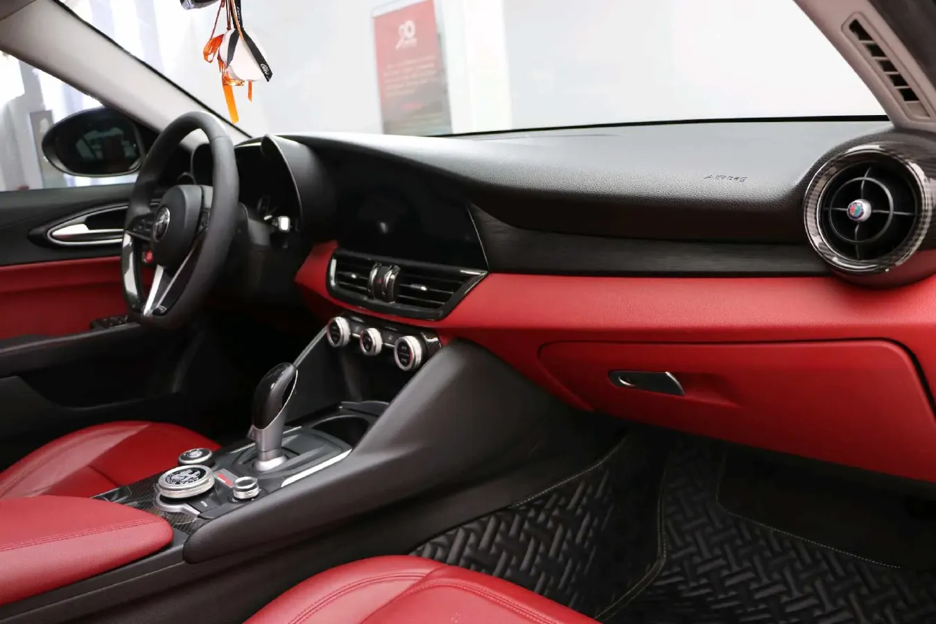 2017 Alfa Romeo Giulia 2.0T 200HP L4 8AT,autocango,china used car exporter,china ev exporter,chinese used car exporter,chinese used ev exporter