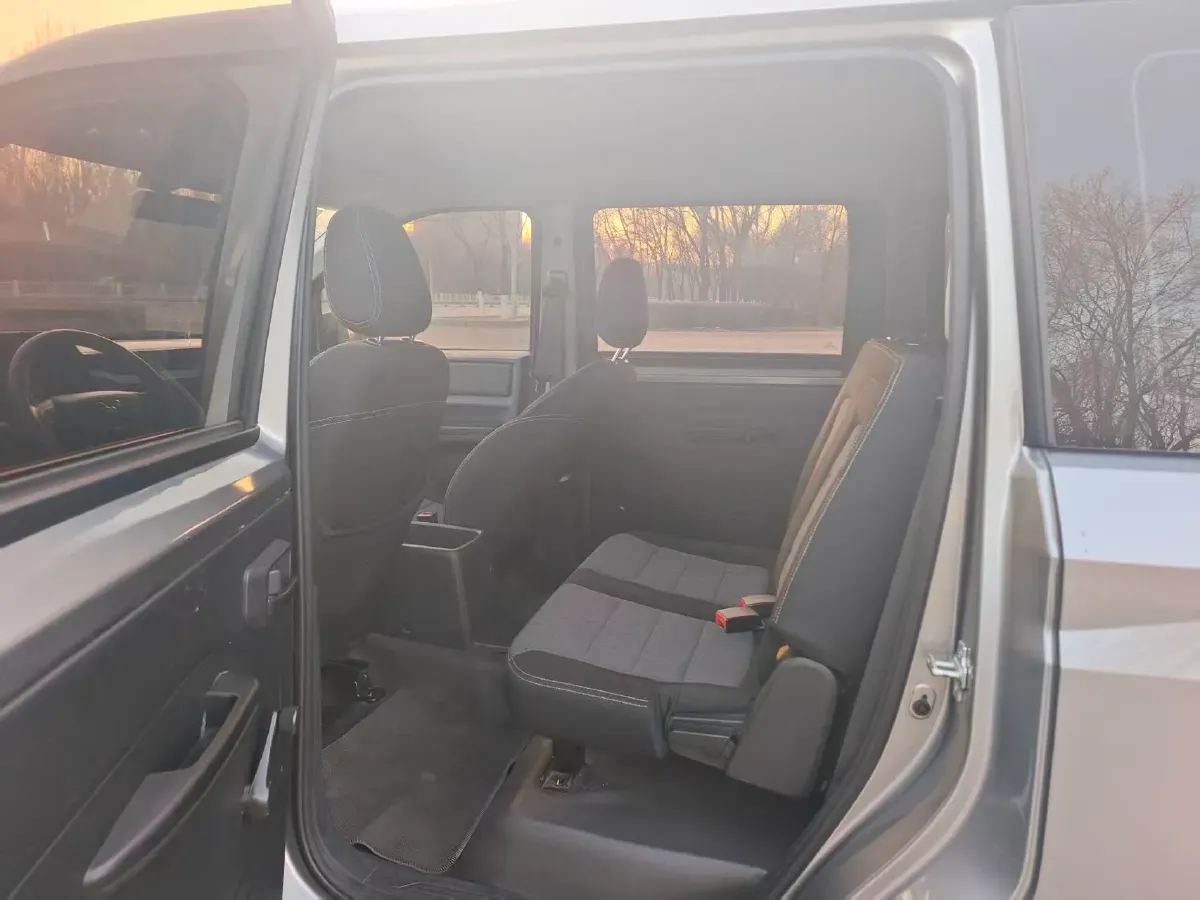 2021 WuLing HongGuang Plus 1.5L 99HP L4 6MT,autocango,china used car exporter,china ev exporter,chinese used car exporter,chinese used ev exporter