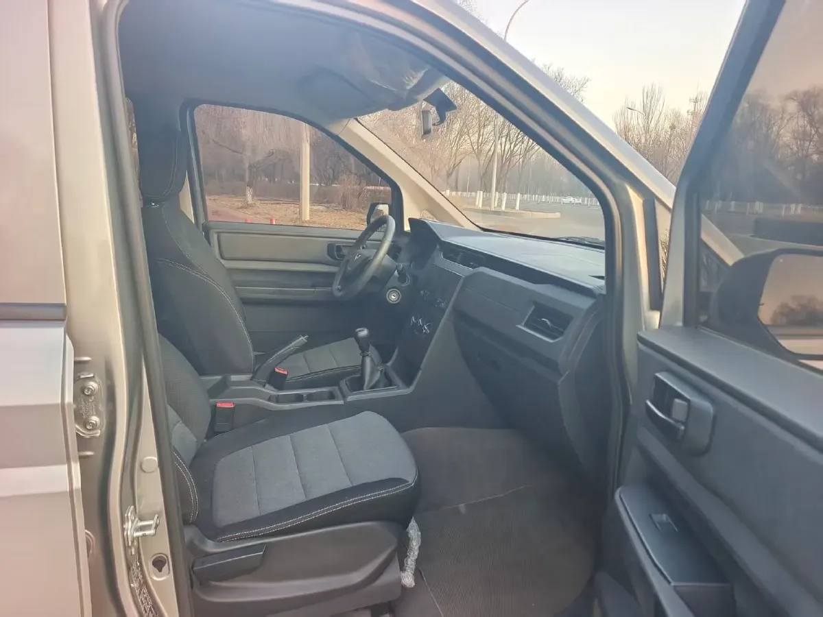 2021 WuLing HongGuang Plus 1.5L 99HP L4 6MT,autocango,china used car exporter,china ev exporter,chinese used car exporter,chinese used ev exporter