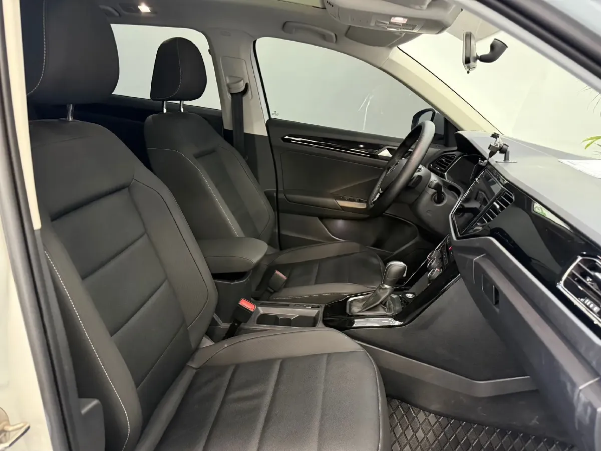 2021 Volkswagen T-Roc 1.4T 150HP L4 7DCT,autocango,china used car exporter,china ev exporter,chinese used car exporter,chinese used ev exporter