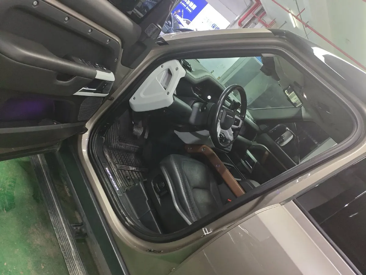 2022 Land Rover Defender 3.0T 400HP L6 8AT,autocango,china used car exporter,china ev exporter,chinese used car exporter,chinese used ev exporter