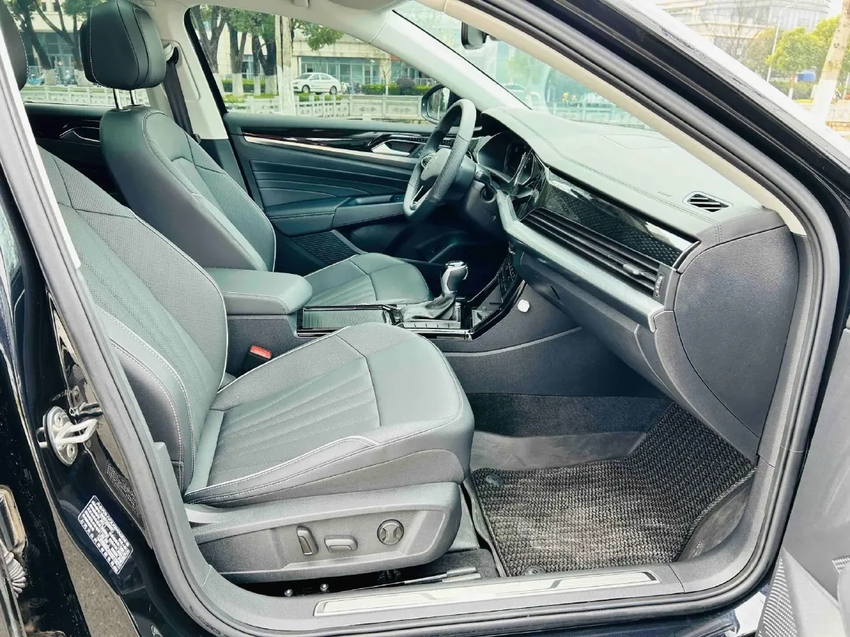 2024 Volkswagen Passat 2.0T 220HP L4 7DCT,autocango,china used car exporter,china ev exporter,chinese used car exporter,chinese used ev exporter