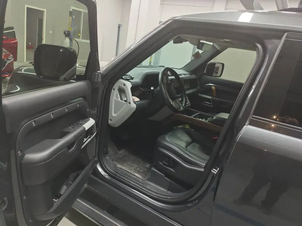 2023 Land Rover Defender 3.0T 400HP L6 8AT,autocango,china used car exporter,china ev exporter,chinese used car exporter,chinese used ev exporter