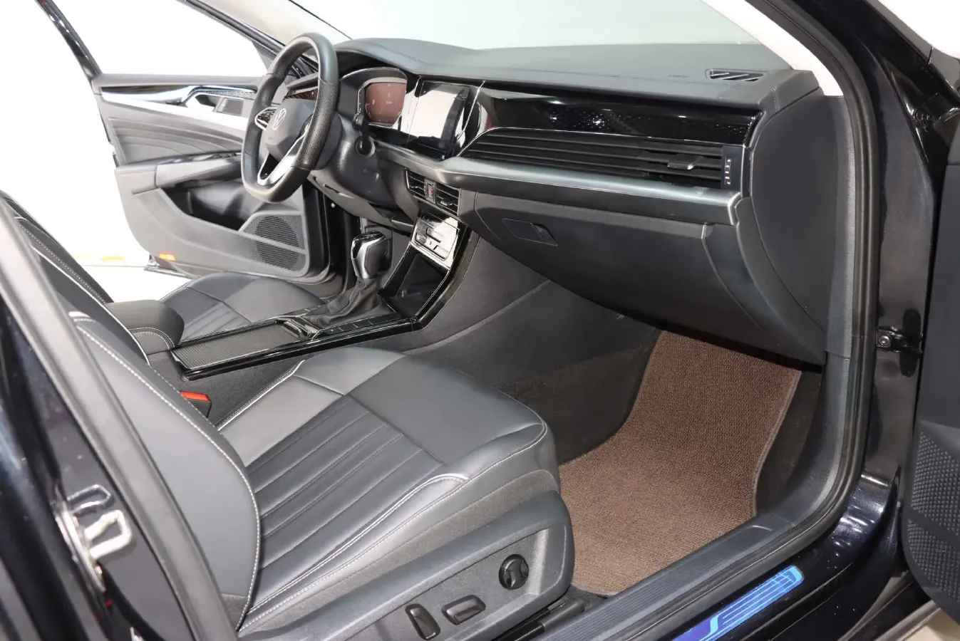 2023 Volkswagen Passat 2.0T 186HP L4 7DCT,autocango,china used car exporter,china ev exporter,chinese used car exporter,chinese used ev exporter