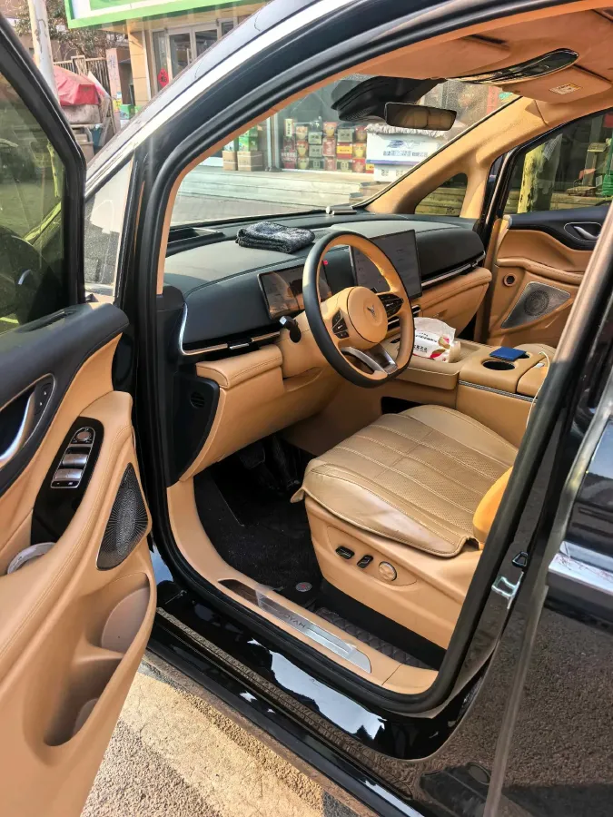 2025 Voyah Dream 1.5T 150HP L4 PHEV 41.7KWH,autocango,china used car exporter,china ev exporter,chinese used car exporter,chinese used ev exporter