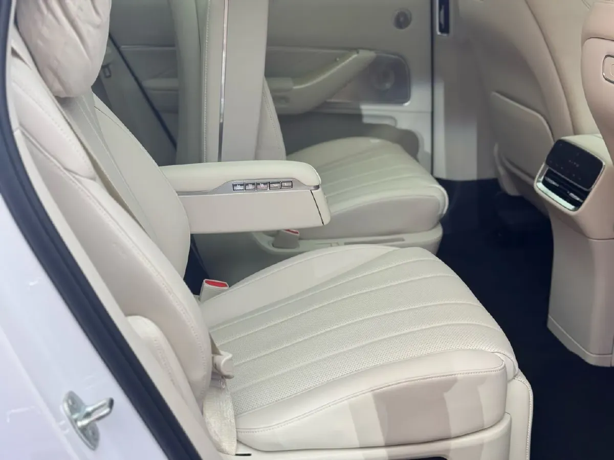 2025 AITO AITO M8 REEV 160HP REEV 53.4KWH,autocango,china used car exporter,china ev exporter,chinese used car exporter,chinese used ev exporter