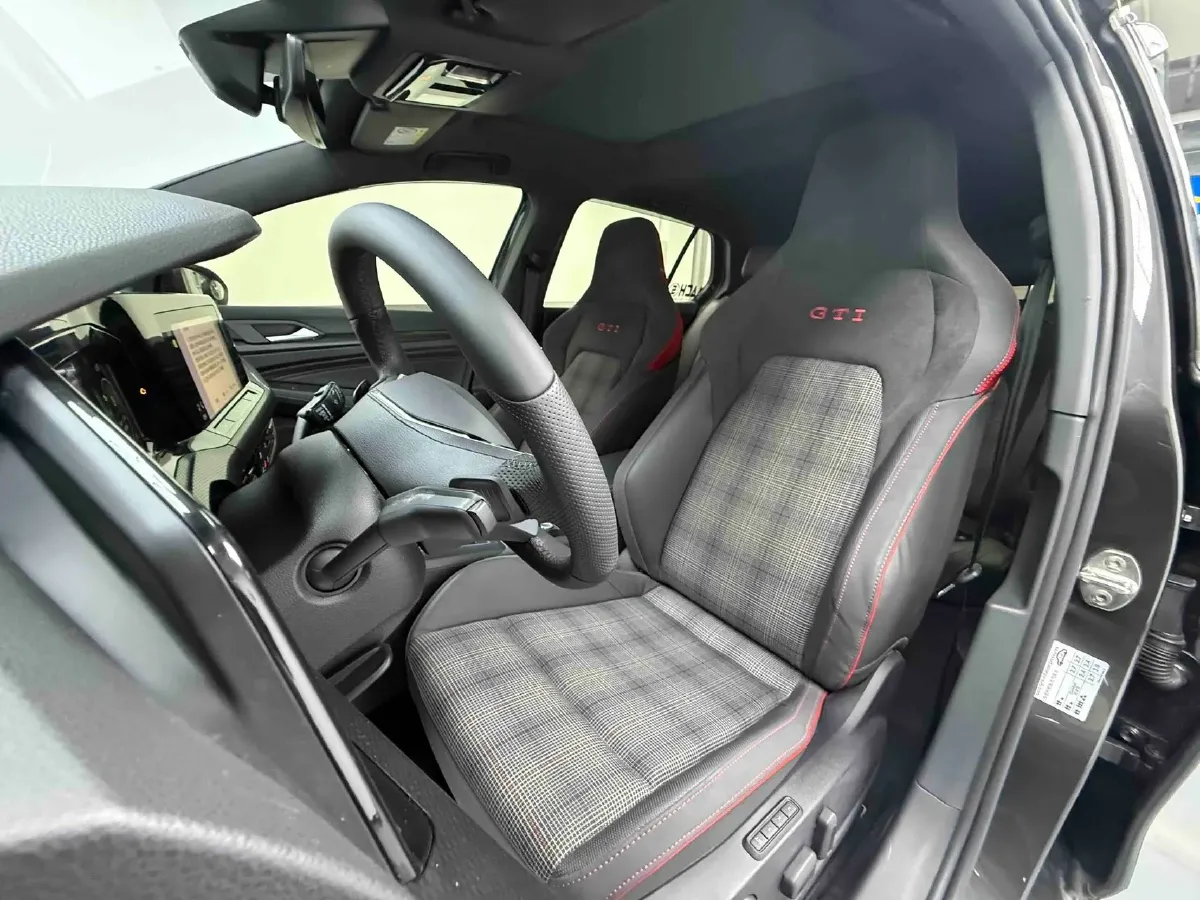 2021 Volkswagen GolfGTI 2.0T 220HP L4 7DCT,autocango,china used car exporter,china ev exporter,chinese used car exporter,chinese used ev exporter